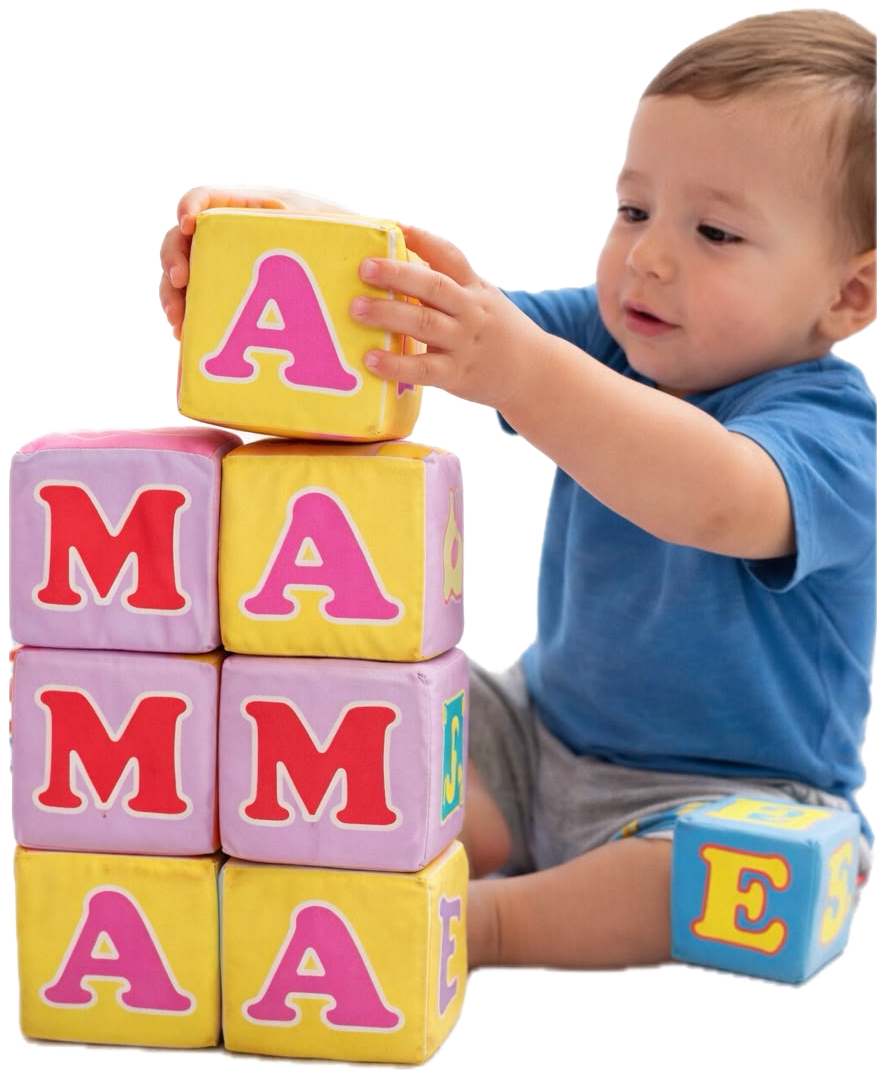 Bebé jugando y armando los cubos del abecedario