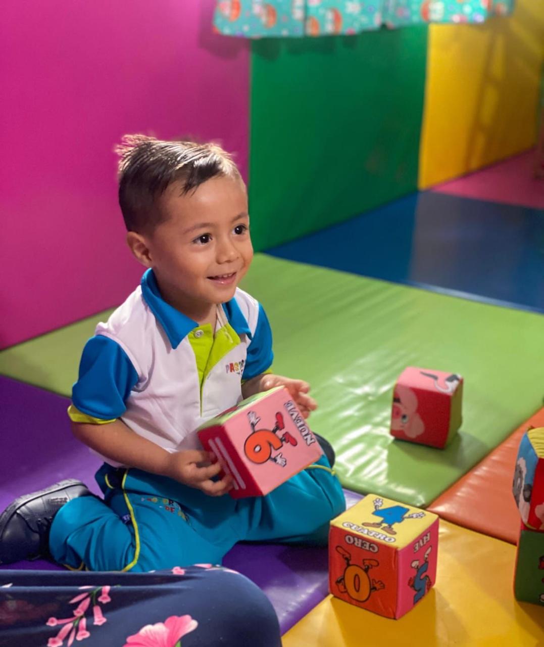 Niño jugando con cubos
